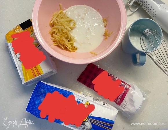 Желтки отделить от белка. Желтки, яблоко и кефир смешать в чашке венчиком, добавить разрыхлитель, щепотку соли. Теперь постепенно вмешать муку. Количество я указала условно, вся мука разная, следите, чтобы тесто получилось, как густая сметана (можно взять только рисовую муку, ну и, кончено, пшеничную, но в моем случае все же полезнее). Добавить масло. Перемешать.