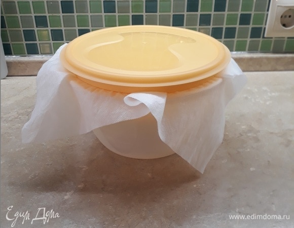 Накрываю форму крышкой и убираю в холодильник на 10–12 часов.