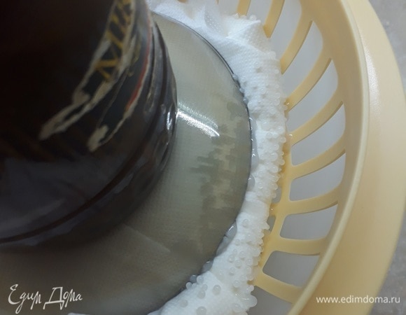 На фото видно, как отходит сыворотка. Она будет стекать в миску.