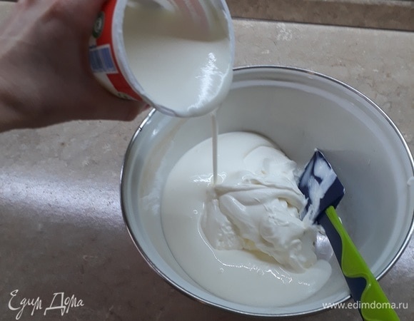 В банку из-под сметаны наливаю кефир, чтобы соблюсти пропорции. Из банки кефир переливаю в миску, к сметане.