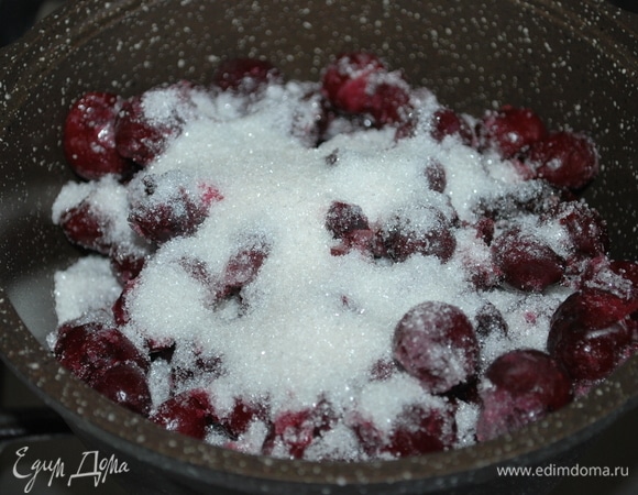 Вишню, воду и сахар надо прогреть до растворения сахара.