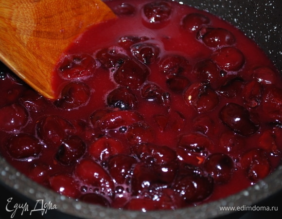 20 г воды смешать с крахмалом и влить в теплую вишню, проварить 2–3 минуты.