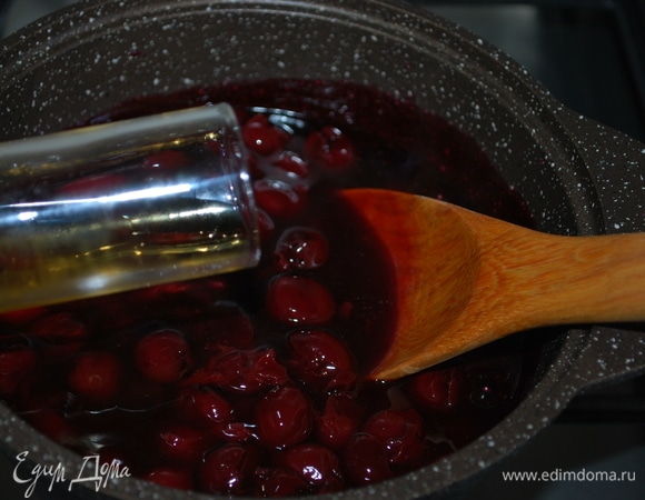 Добавить бренди (можно использовать ром) и проварить еще 20–30 секунд. Закрыть крышкой и дать настояться (примерно 2–3 часа).