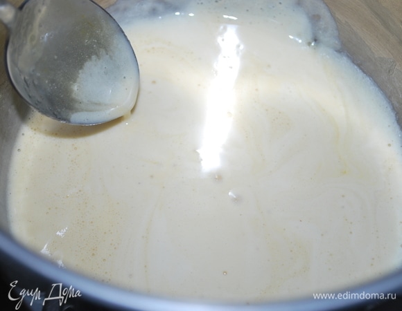 В сотейник положить мед и прогреть его на кипящей водяной бане, пока он не станет жидкий. Сразу добавить соду, мед начнет пениться. Проварить мед с содой около минуты, непрерывно помешивая.