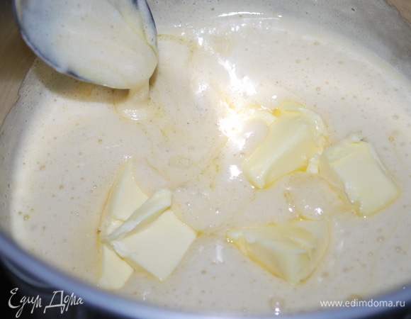 Добавить сливочное масло и дать ему полностью растопиться, перемешать все хорошо.