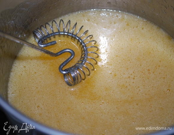 Добавить в медовую смесь взбитые яйца с сахаром. Все вместе проварить примерно минуту, непрерывно помешивая венчиком. Снять с огня и добавить бренди.