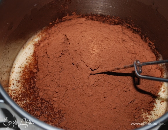 Добавить какао, муку и соль. Замесить тесто.