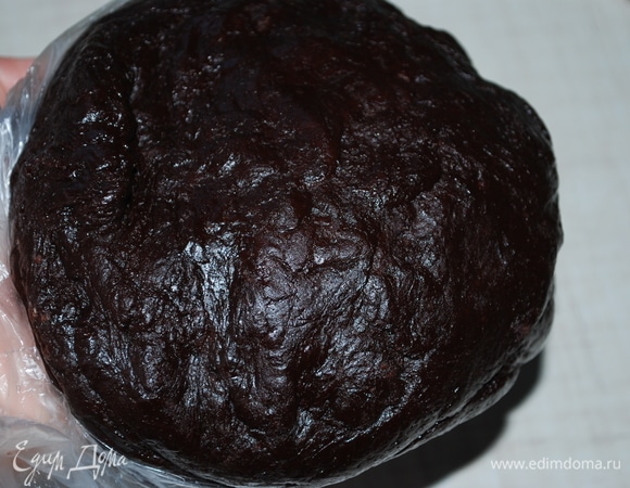 Тесто совсем не липнет к рукам. Его следует убрать в холодильник на 2 часа.