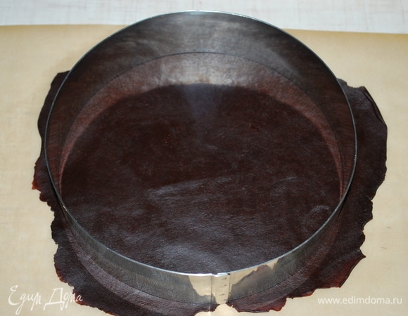 Через два часа тесто разделить на равные части (у меня получилось 11). Тонко раскатать на пергаментной бумаге (оно достаточно легко раскатывается). Выпекать при 180°C примерно 3–4 минуты.