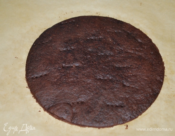 Готовый корж, пока еще теплый, вырезать под нужный вам размер. У меня кольцо диаметром 18 см. Остатки теста пойдут для крошки и посыпки торта.