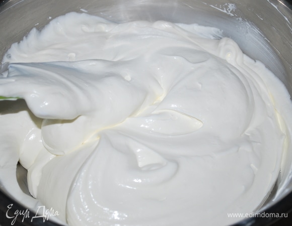 Сметану 20 %, сливки 33 % и сахарную пудру взбить миксером до пышного состояния (на это уйдет 3–4 минуты), добавить по вкусу ванилин.