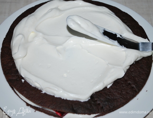 Каждый корж промазать кремом.