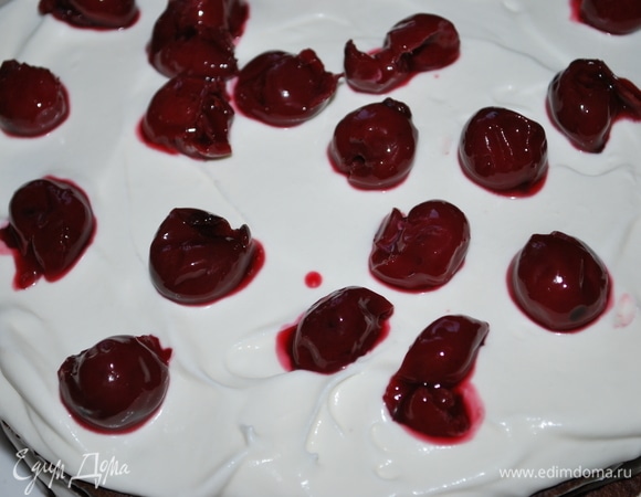 И на крем разложить вишню.