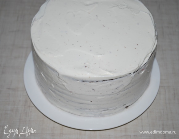 Полностью собрать торт и украсить его по собственному желанию. Я красила шоколадной крошкой и черешней. Убрать торт в холодильник и дать ему пропитаться примерно 2–3 часа.