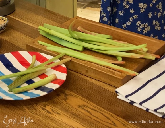 Стебли ревеня почистить, разрезать вдоль пополам, затем нарезать наискосок кусочками по 2–3 см.