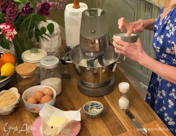 Приготовить тесто: муку просеять в чашу комбайна, добавить 110 г сливочного масла, 25 г молотого фундука, 1/2 ч. ложки соли и измельчить все в крошку, затем всыпать сахарную пудру, ввести яйцо и продолжать взбивать до получения однородного теста.