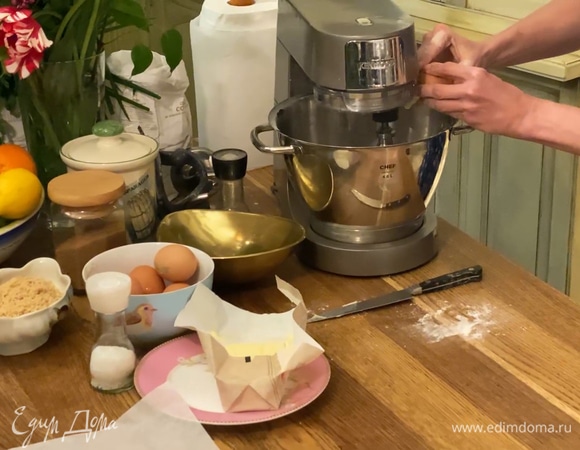 Приготовить крем: предварительно размягченное сливочное масло слегка взбить с сахаром, затем добавить яйца, соль, оставшийся фундук и взбивать до однородного состояния.