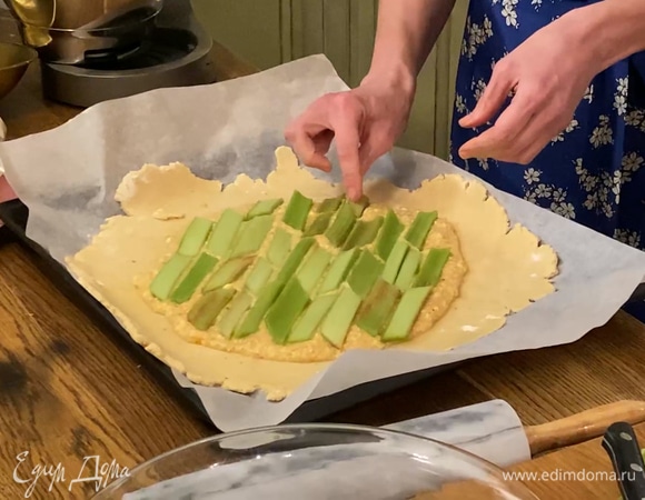 Тесто переложить на противень, сверху равномерно распределить крем, оставив края свободными, на крем выложить ревень и завернуть края на начинку.