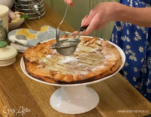 Выпекать в разогретой духовке 35–40 минут, готовый тарт украсить оставшейся сахарной пудрой.