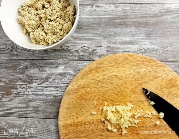 Зубчик чеснока раздавить плоской стороной ножа и мелко порубить. Добавить в ореховую основу.