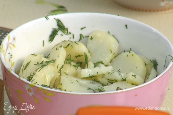 Добавить к картофелю укроп с чесноком, полить лимонным соком, оливковым маслом, затем перемешать с каперсами.