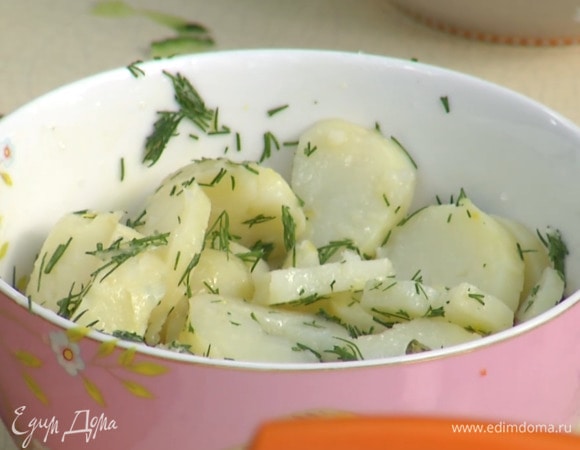 Добавить к картофелю укроп с чесноком, полить лимонным соком, оливковым маслом, затем перемешать с каперсами.