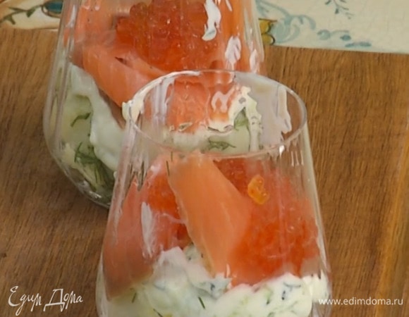 В прозрачные бокалы разложить чесночно-лимонный картофель и огуречный соус, сверху выложить ломтики рыбы и икру, украсить все листьями мяты.