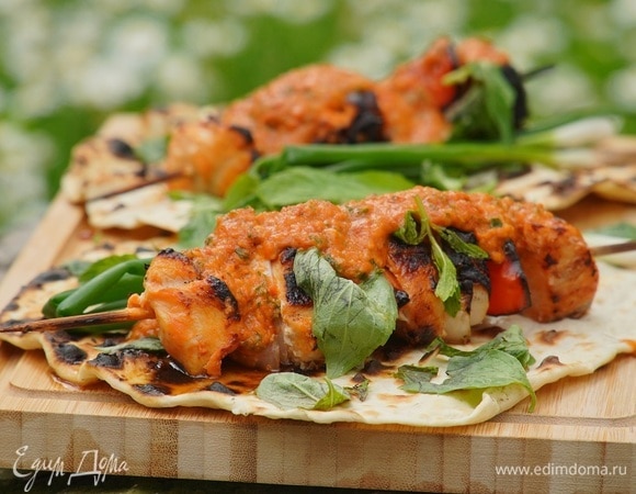 Готовые шашлычки полить соусом и подавать с измельченным руками луком, тархуном и базиликом.