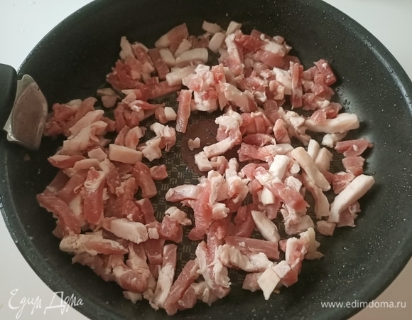 Отдельно обжарить бекон.