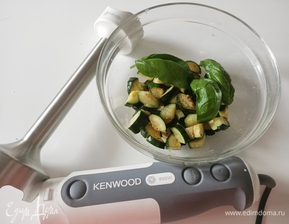 Обжаренные цукини остудить, добавить 3–4 листика базилика и измельчить до состояния пюре.