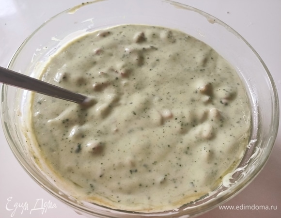 В глубокой миске соединить соус бешамель, обжаренный бекон и цукини.