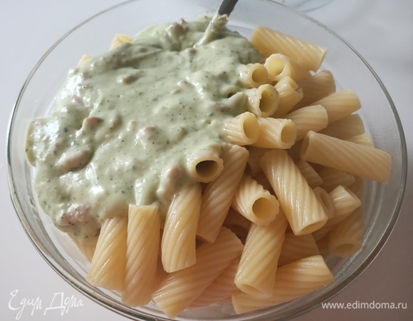 Пасту отварить в подсоленной воде согласно инструкции на упаковке (не переварить, готовить до состояния альденте). Разогреть духовку до 180°C.