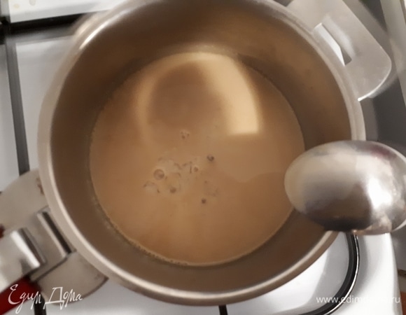 Нагреть ликер (указанный в ингредиентах, в принципе, можно заменить другим) и растворить в нем желатин. Затем влить тонкой струйкой во взбитые сливки, постоянно перемешивая. Перемешать до однородного состояния и убрать в холодильник на пару часов до загустения.