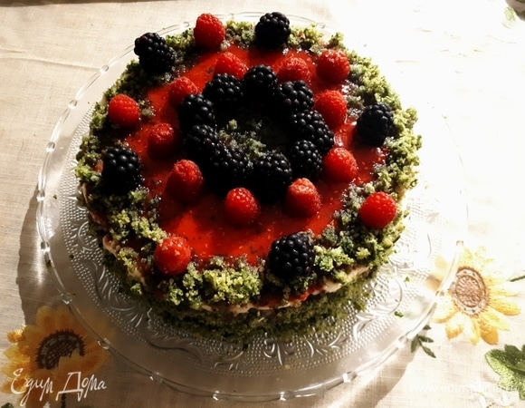 Снимите кондитерский круг, украсьте торт ягодами и раскрошенным бисквитом. Хранить в холодильнике.