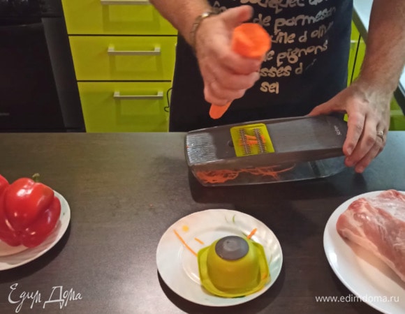 Натираем морковь на терке.