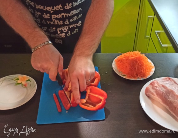 Очищаем внутренности у перцев, нарезаем на дольки по 1 см.