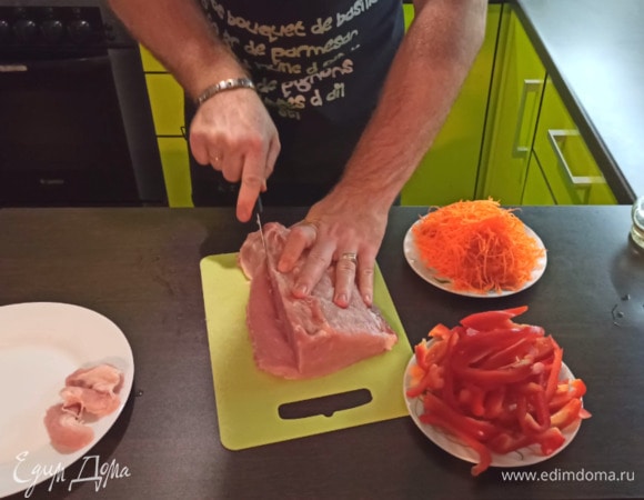 Свинину нарезаем кусочками шириной 1,5 см и длиной 6 см.