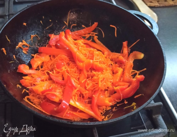 Обжариваем перец и морковь на большом огне с небольшим количеством подсолнечного масла 10 минут.