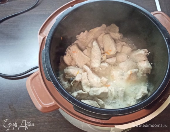 Обжариваем мясо с подсолнечным маслом, добавляем крахмал, соевый соус, сахар и молотый имбирь.