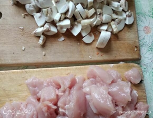 Куриное филе вымыть, обсушить бумажными полотенцами, нарезать кубиком или соломкой. Шампиньоны нарезать на половинки или четвертинки в зависимости от размера. Я шампиньоны предварительно чищу. На ваш вкус.