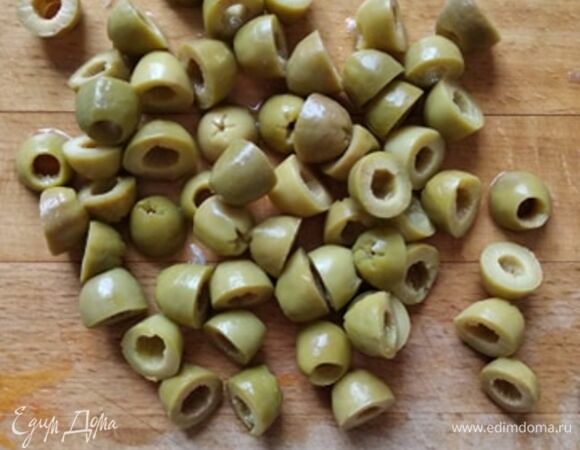 Зеленые оливки без косточек нарезать. Размер выбирайте сами. У меня были не очень крупные, разрезала пополам.