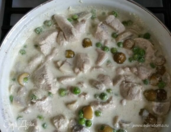 В сковороде или сотейнике разогреть растительное масло. Обжарить курицу до румяной корочки. Добавить шампиньоны. Обжаривать вместе минут 5. Влить сливки. Если вы используете замороженный горошек, добавить его в тот момент, когда сливки почти закипели. Если используете консервированный, тогда — в последний момент. Потушить на медленном огне до готовности курицы (минут 15). Добавить оливки. Посолить и поперчить по вкусу. Когда оливки прогреются, снять с огня. Подавать с любимым гарниром. Приятного аппетита!