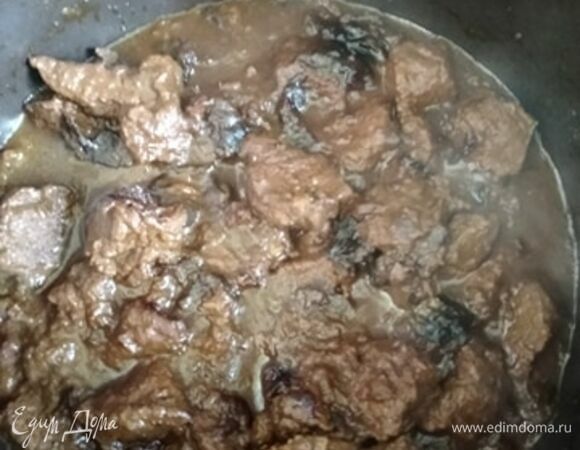 Говядину вымыть, обсушить бумажными полотенцами, удалить пленки и нарезать средними кусочками (примерно 4–5 см). Чернослив вымыть.