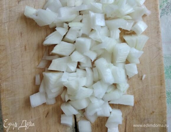 Лук и чеснок нарезать. В толстостенной кастрюле разогреть растительное масло, обжарить лук минут 7. Добавить мясо. Чуть-чуть обжарить. Корочка не нужна, только «запечатать» мясо, чтобы сохранить сочность. Влить полстакана кипящей воды. Тушить на среднем огне 40 минут.