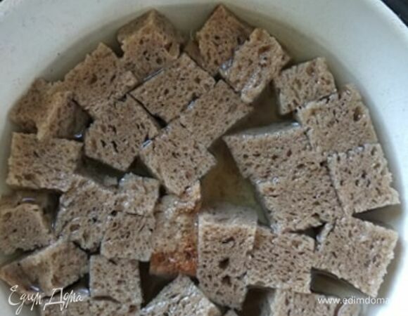 С ржаного хлеба срезать корочки. Нарезать кубиком и замочить в кипяченой воде. В мясо добавить чернослив, чеснок. Посыпать корицей. Если надо, добавить еще воды (воду добавляем только кипящую, чтобы не прерывать процесс готовки). Тушить на медленном огне еще минут 30 (до готовности мяса). Влить лимонный сок, добавить хлеб, сахар и соль. Тушить минут 10, помешивая. Хлеб должен разойтись и образовать густой соус. Кисло-сладкое мясо готово. Приятного аппетита!