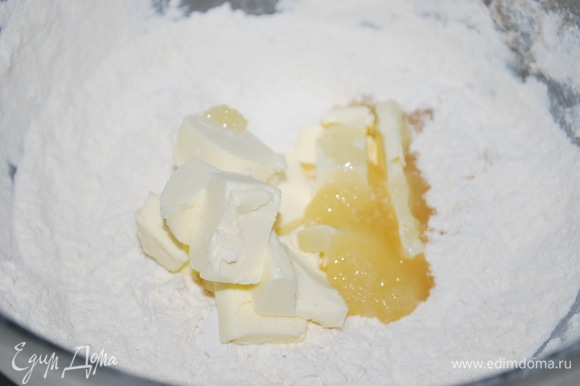 Муку смешайте с разрыхлителем и солью. Добавьте сливочное масло и мед, перемешайте все до состояния крошки. А потом добавьте топленое молоко и ванильный сироп.
