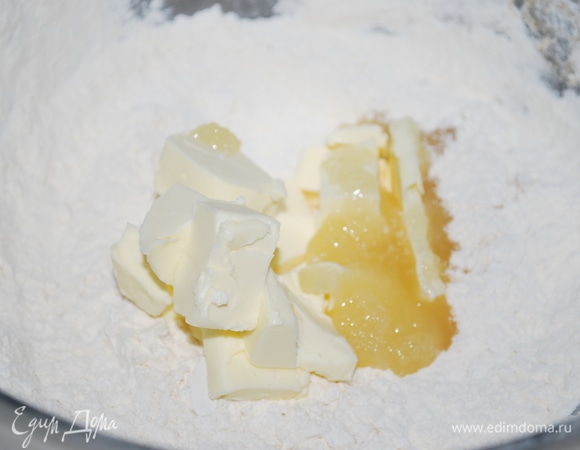 Муку смешайте с разрыхлителем и солью. Добавьте сливочное масло и мед, перемешайте все до состояния крошки. А потом добавьте топленое молоко и ванильный сироп.