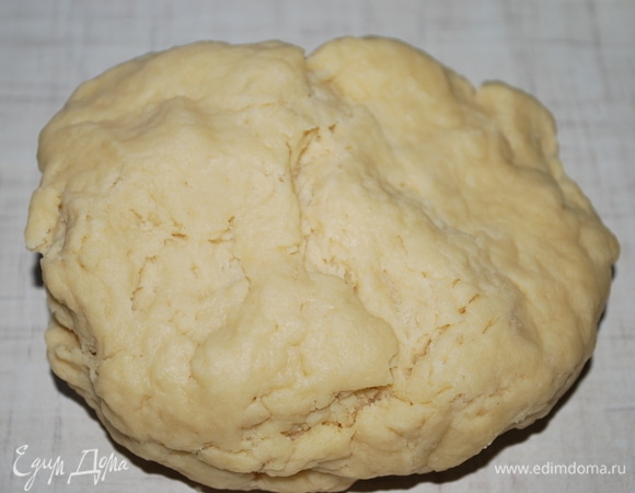 Замесите тесто, оно получается достаточно плотным.