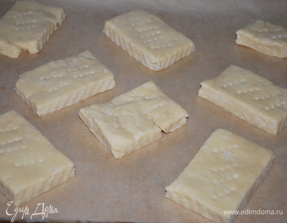 Раскатайте тесто и разрежьте его на такие кусочки. Тонко раскатывать не стоит (толщина должна быть примерно 2 см), после выпечки тесто нужно будет разрезать.