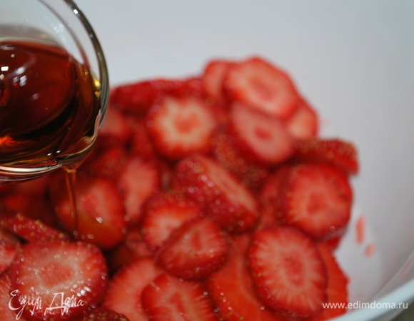 Свежую клубнику нарежьте на кусочки и залейте сладким сиропом (я залила клубнику кленовым сиропом).